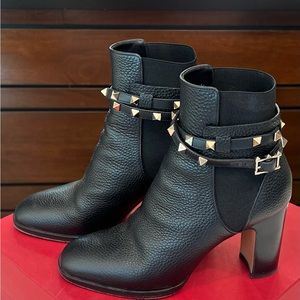 Valentino Garavani Pebbled Leather Rockstud Boots